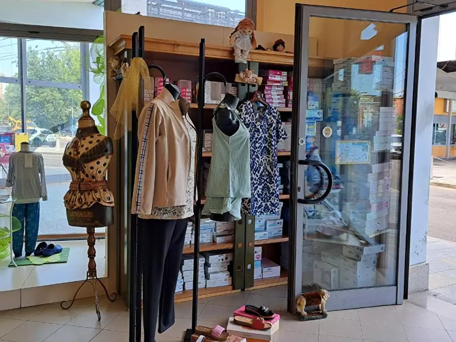 Immagine 5 di Attività commerciale in vendita  a Modena