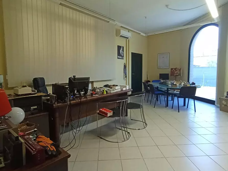 Immagine 8 di Locale commerciale in affitto  a Pisa