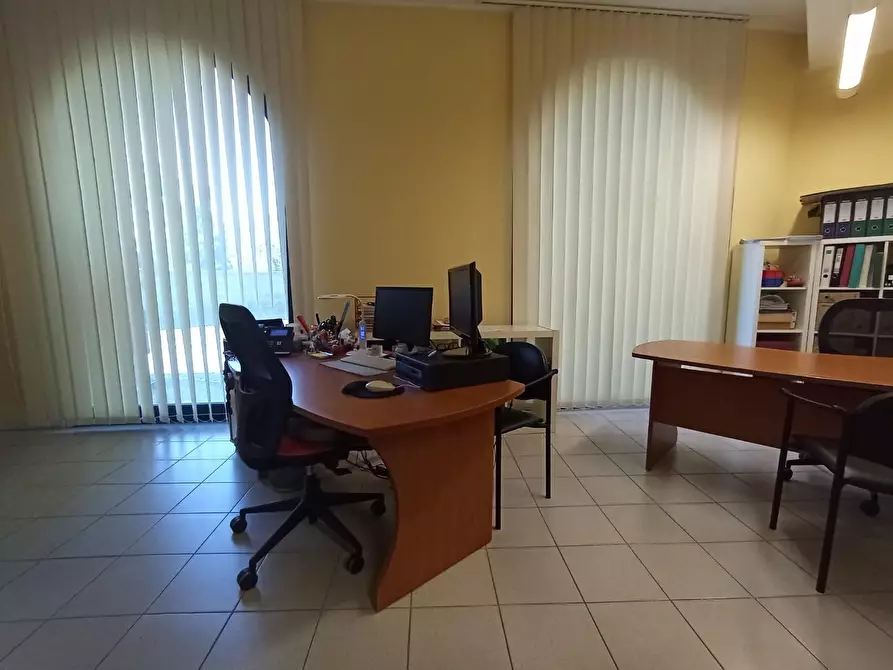 Immagine 12 di Locale commerciale in affitto  a Pisa