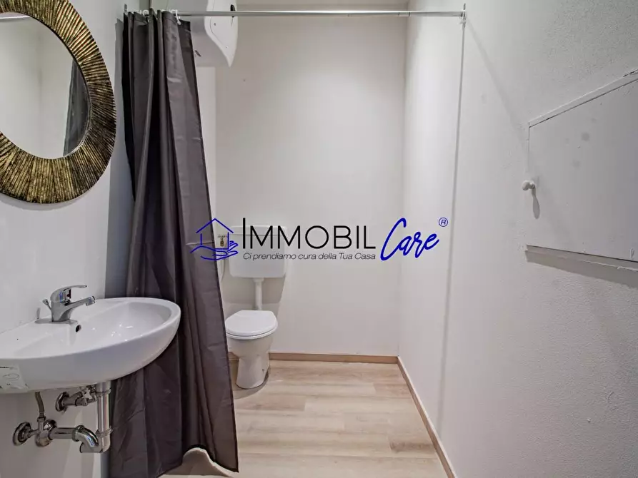 Immagine 13 di Locale commerciale in affitto  a Livorno