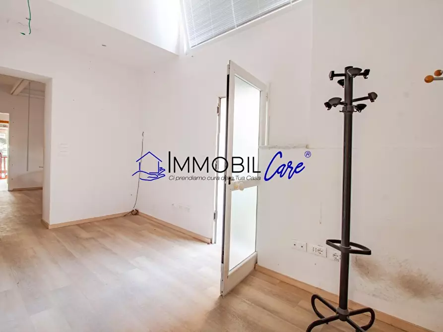 Immagine 10 di Locale commerciale in affitto  a Livorno