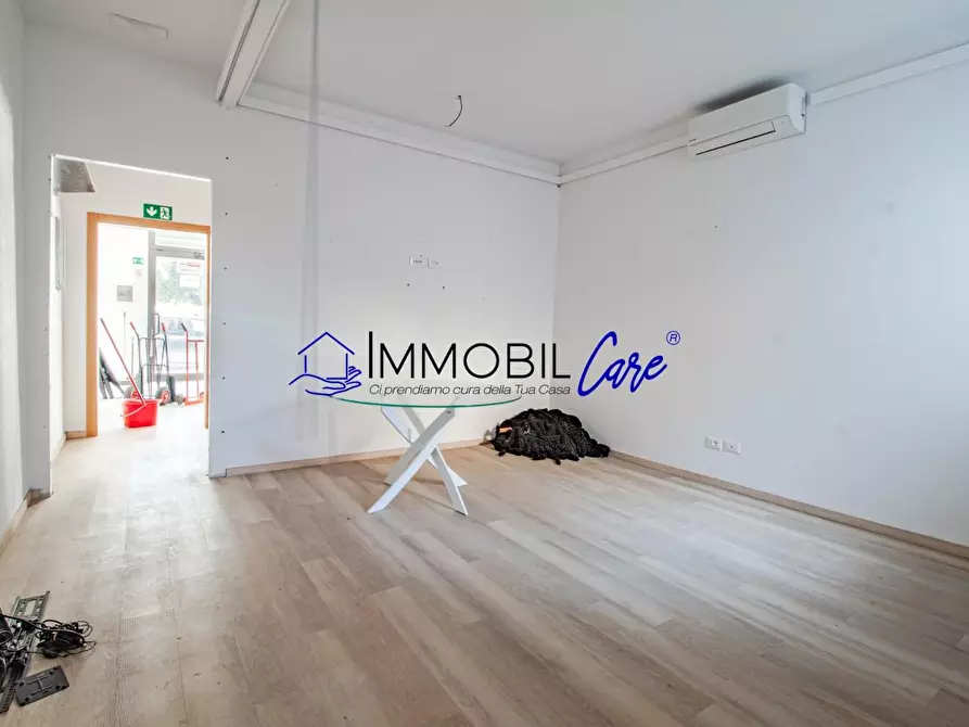 Immagine 8 di Locale commerciale in affitto  a Livorno