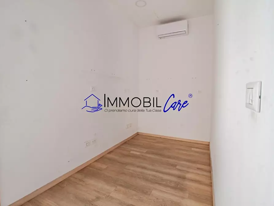 Immagine 7 di Locale commerciale in affitto  a Livorno