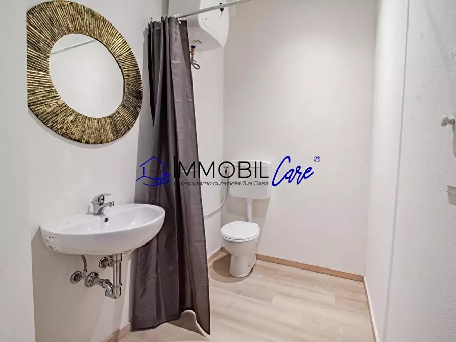 Immagine 12 di Locale commerciale in affitto  a Livorno