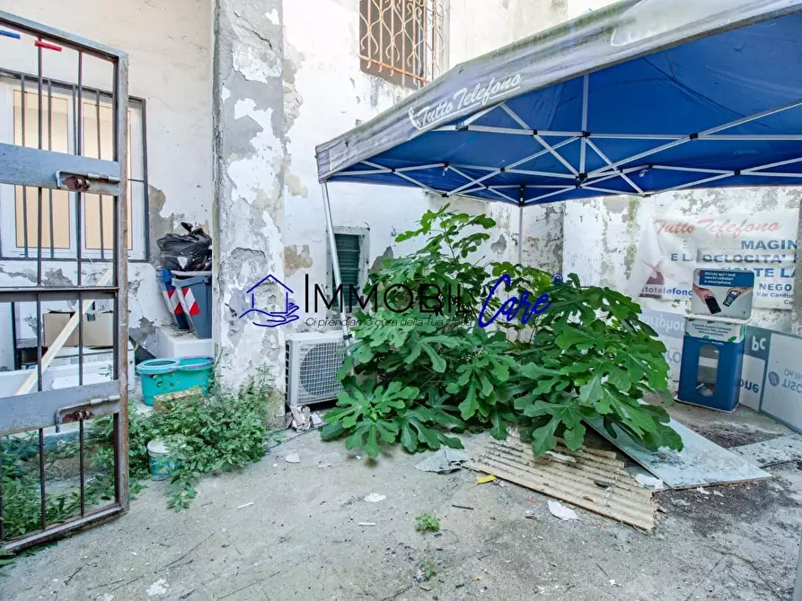 Immagine 11 di Locale commerciale in affitto  a Livorno