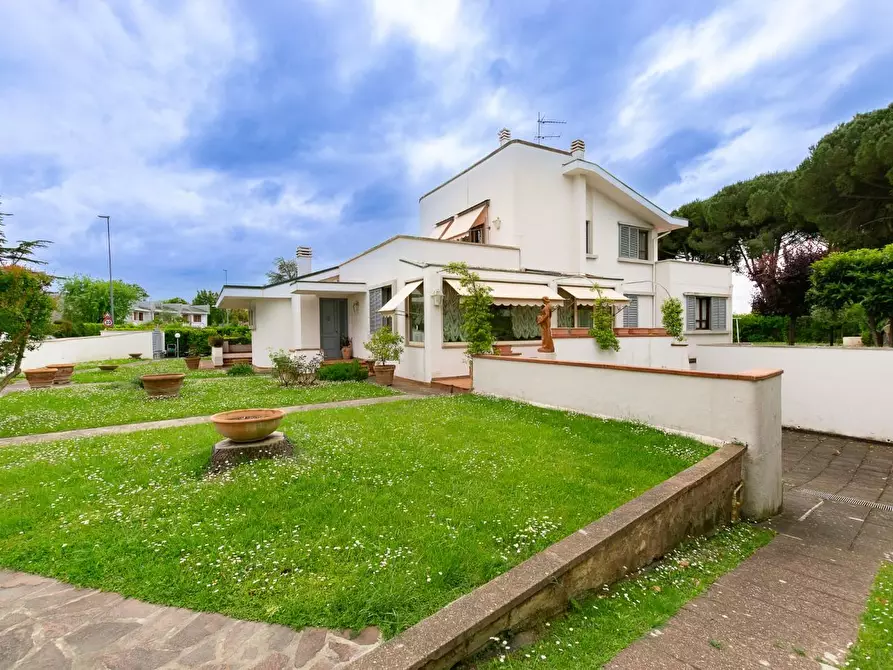 Immagine 2 di Villa in vendita  a Pontedera