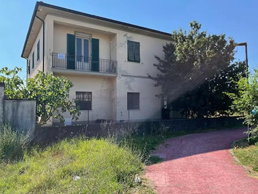 Immagine 1 di Villa in vendita  a Pontedera
