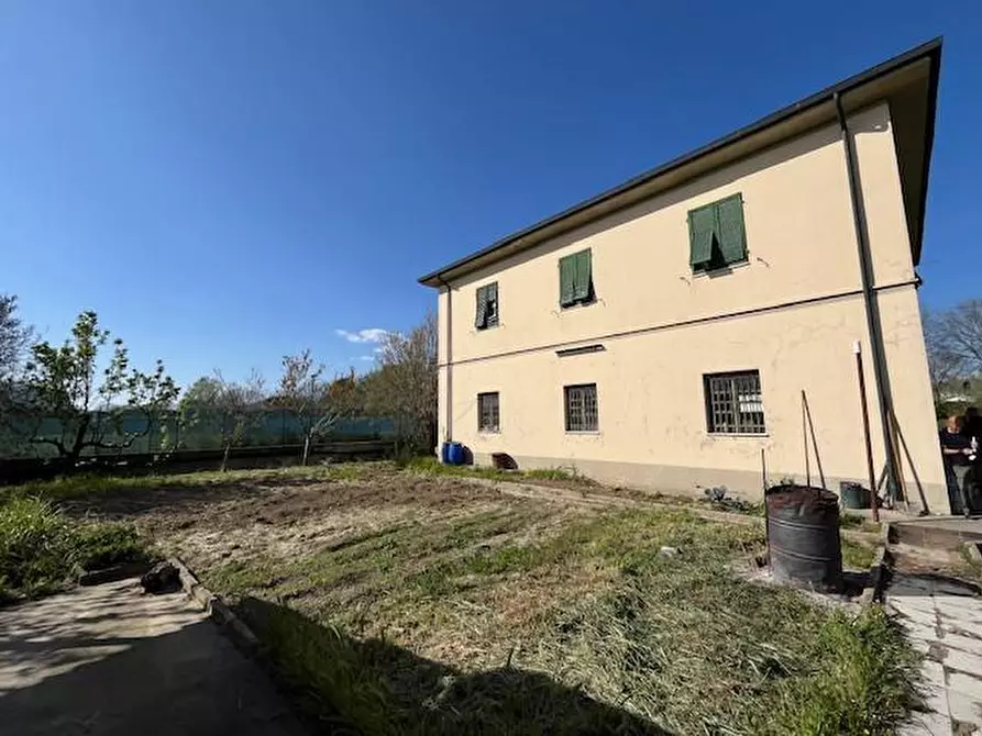 Immagine 3 di Villa in vendita  a Pontedera
