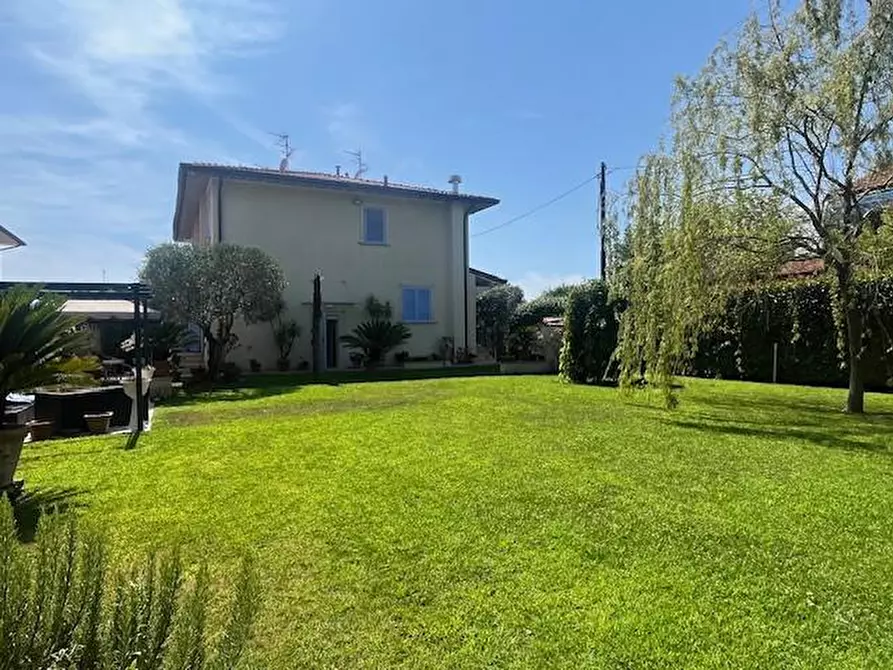 Immagine 1 di Casa bifamiliare in vendita  a Camaiore