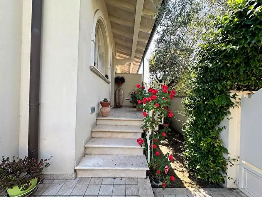 Immagine 8 di Casa bifamiliare in vendita  a Camaiore