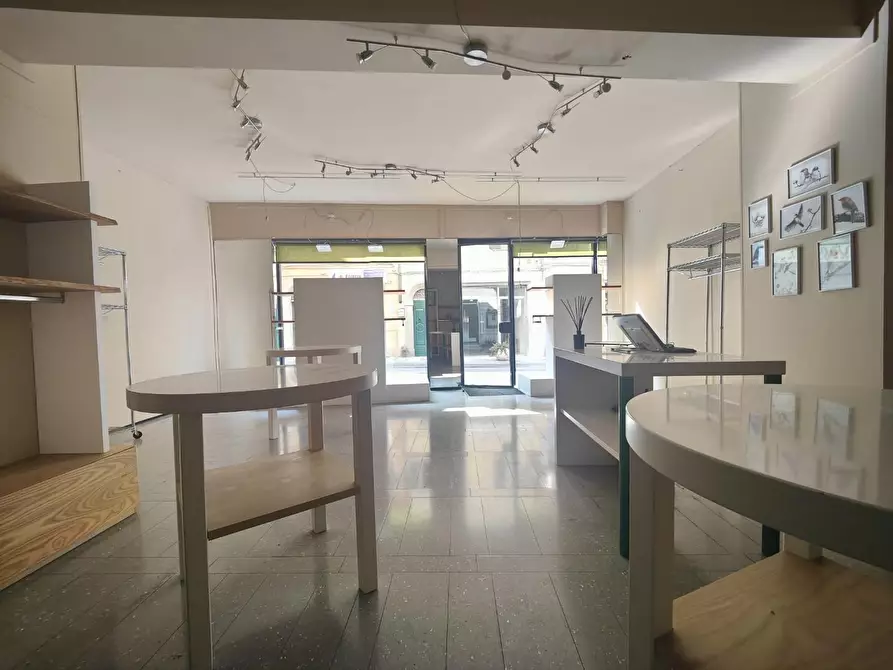 Immagine 5 di Negozio in affitto  a Fucecchio