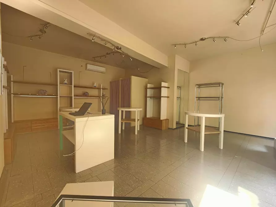 Immagine 7 di Negozio in affitto  a Fucecchio