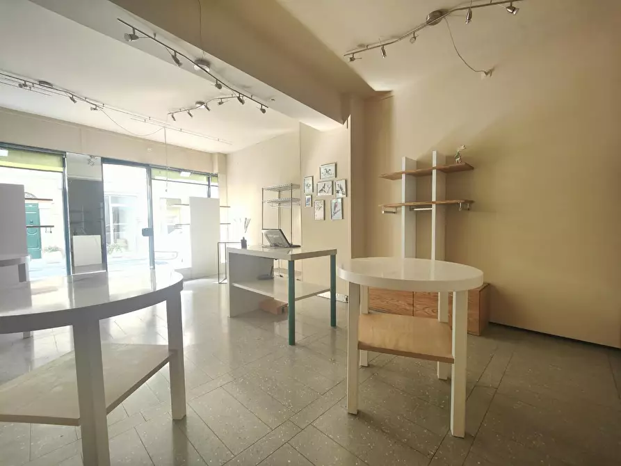 Immagine 2 di Negozio in affitto  a Fucecchio