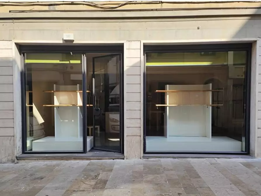 Immagine 1 di Negozio in affitto  a Fucecchio