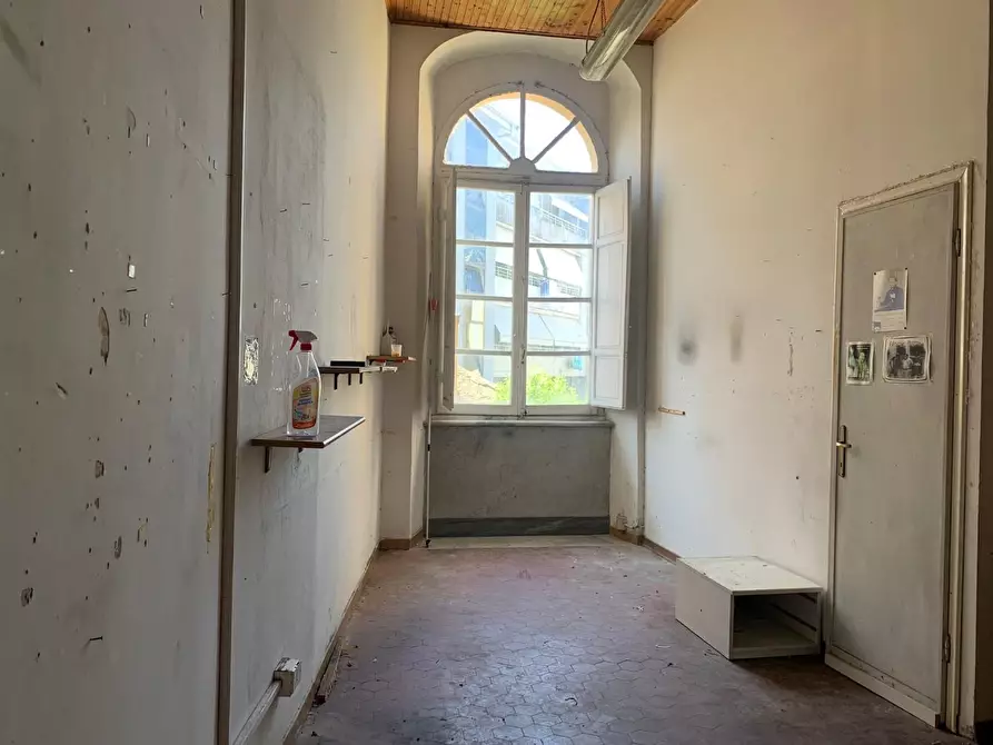 Immagine 5 di Locale commerciale in vendita  a Carrara