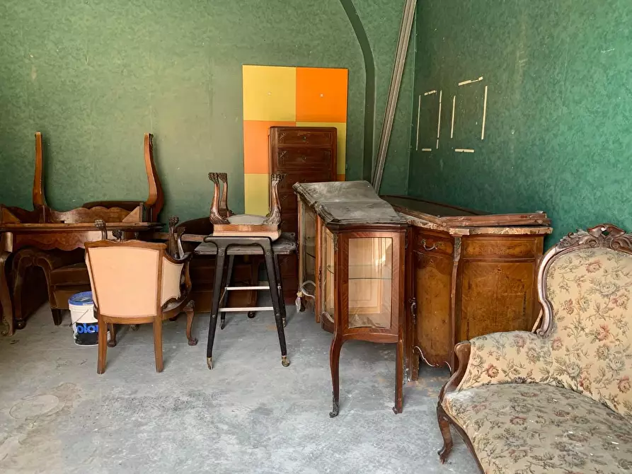 Immagine 8 di Locale commerciale in vendita  a Carrara