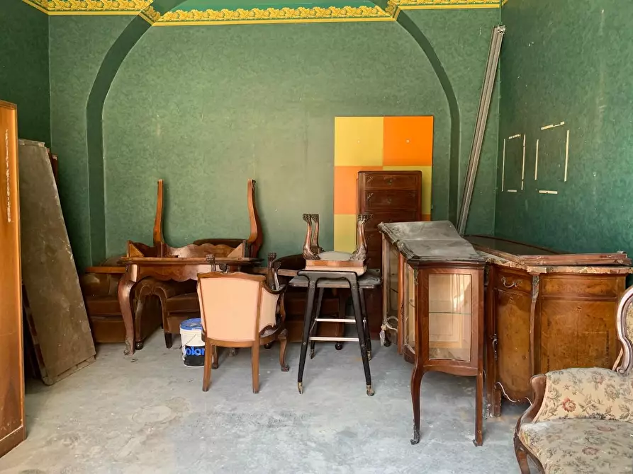 Immagine 9 di Locale commerciale in vendita  a Carrara