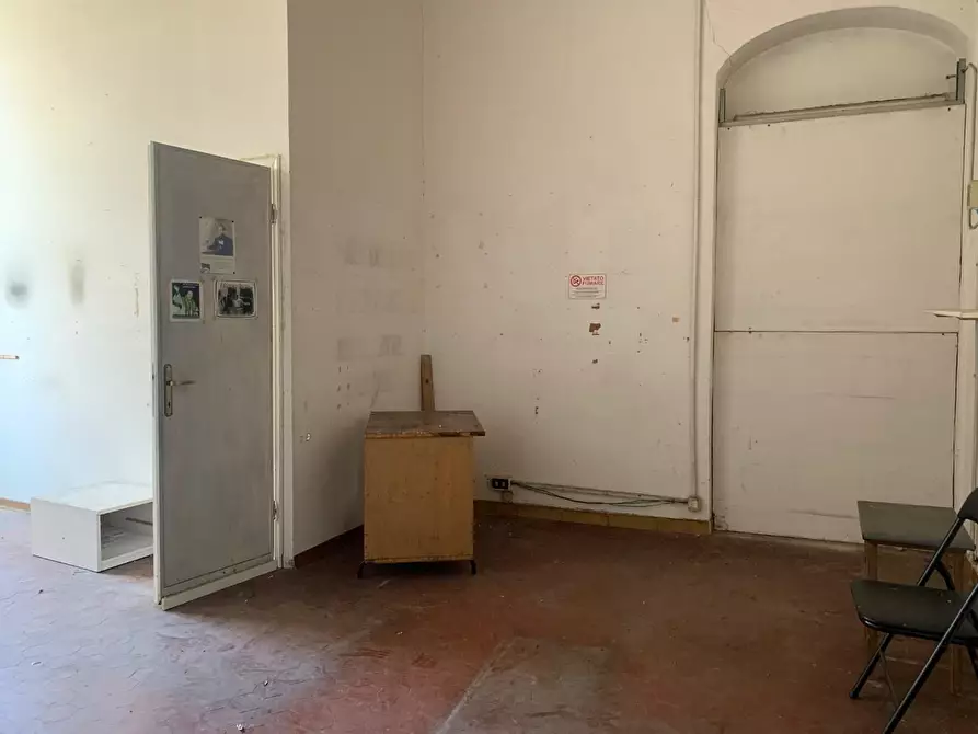 Immagine 2 di Locale commerciale in vendita  a Carrara