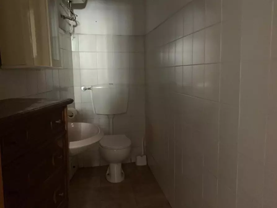 Immagine 7 di Locale commerciale in vendita  a Carrara