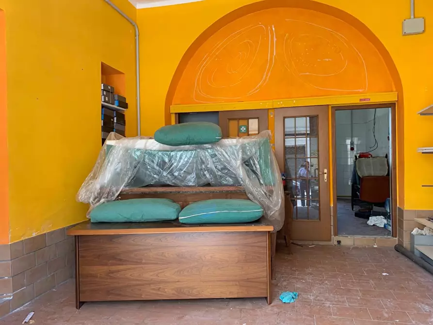 Immagine 2 di Locale commerciale in vendita  a Carrara