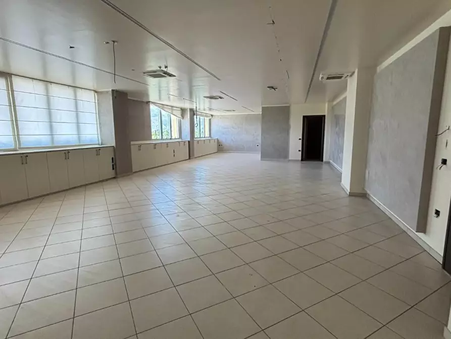 Immagine 5 di Ufficio in vendita  a Cascina