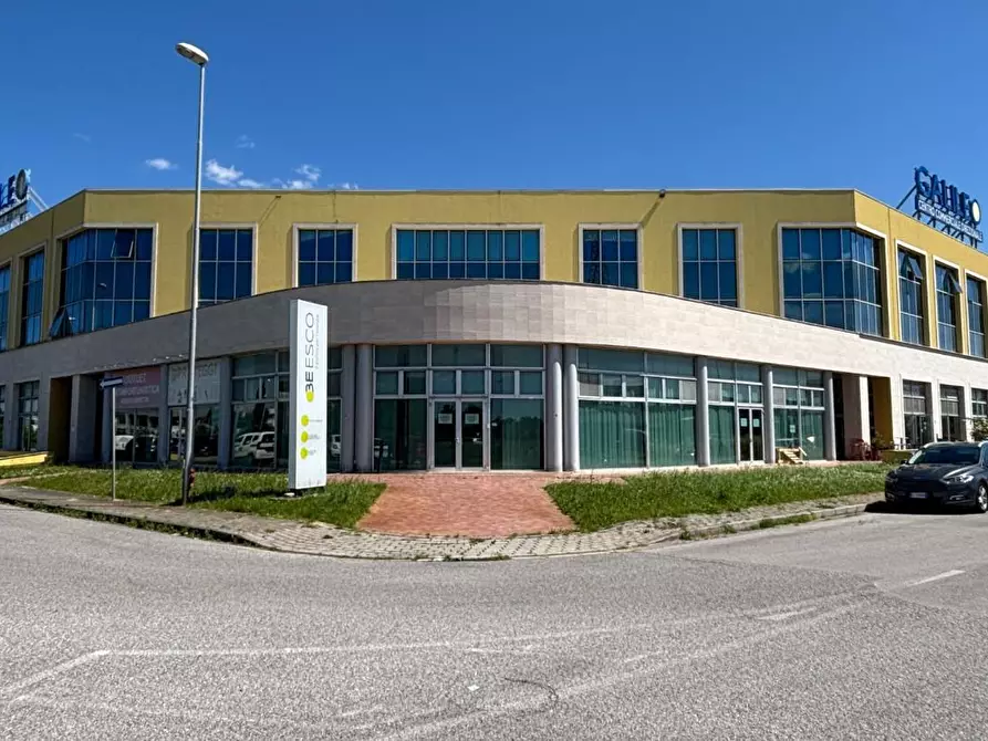 Immagine 8 di Ufficio in vendita  a Cascina