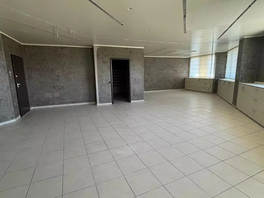 Immagine 2 di Ufficio in vendita  a Cascina