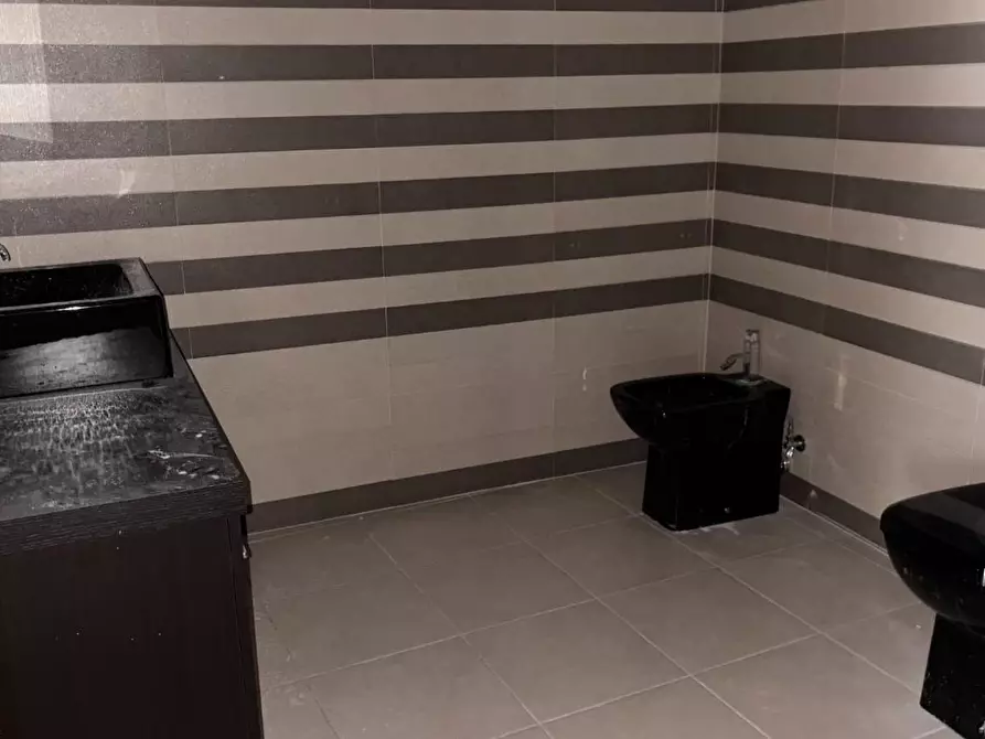 Immagine 6 di Ufficio in vendita  a Cascina