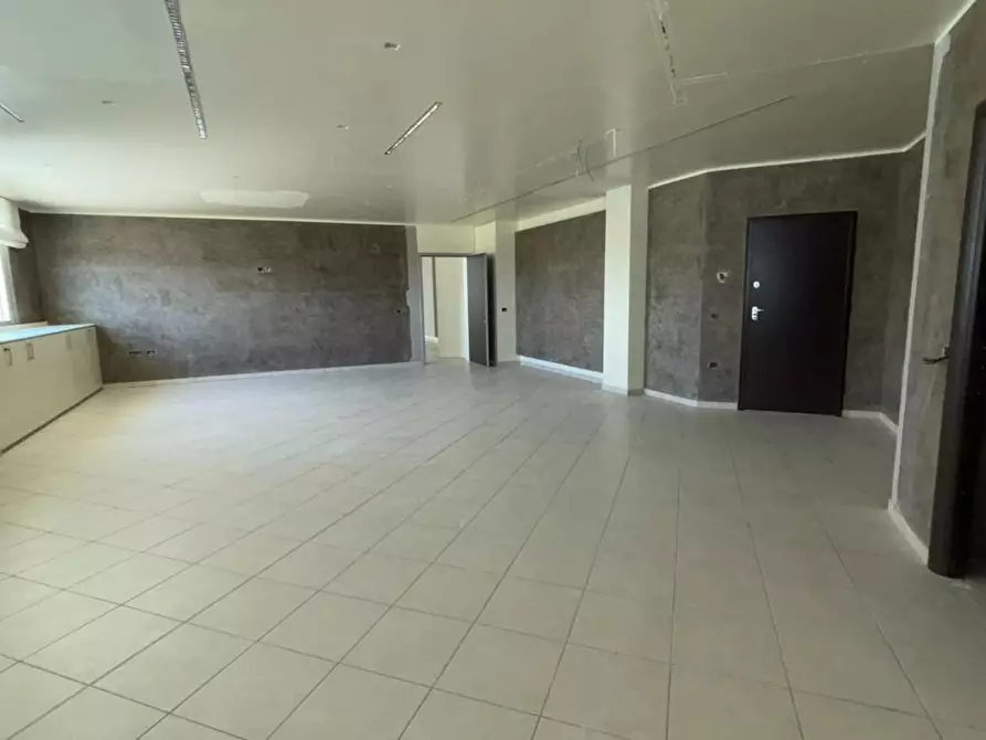 Immagine 3 di Ufficio in vendita  a Cascina
