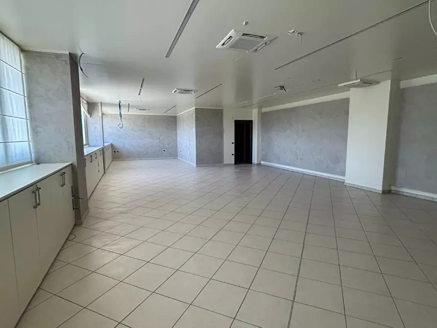 Immagine 4 di Ufficio in vendita  a Cascina