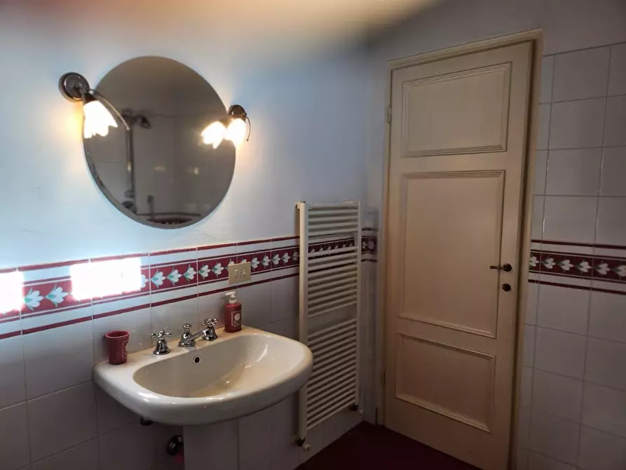 Immagine 25 di Rustico / casale in vendita  a Lucca