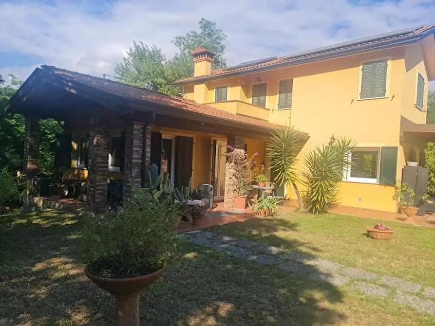 Immagine 1 di Villa in vendita  a Castelnuovo Magra