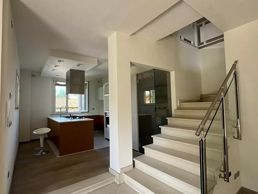 Immagine 3 di Villa in affitto  a Capannori