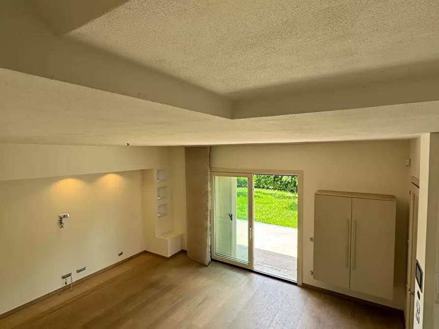 Immagine 1 di Villa in affitto  a Capannori