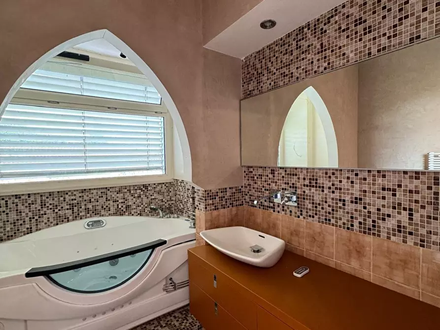 Immagine 4 di Villa in affitto  a Capannori