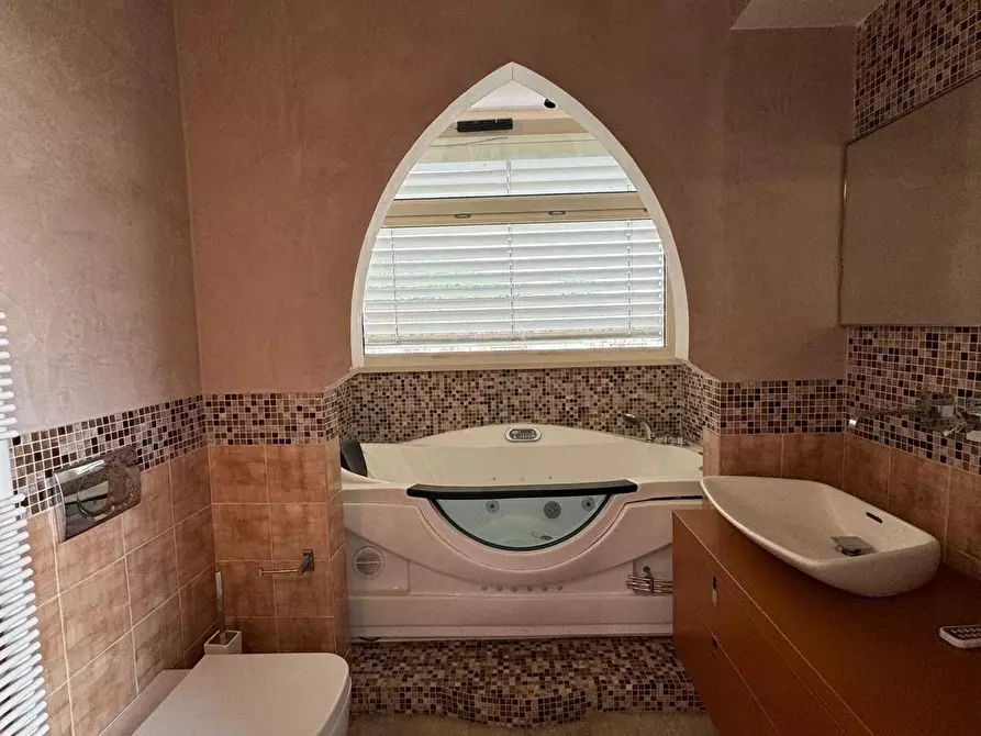 Immagine 31 di Villa in affitto  a Capannori