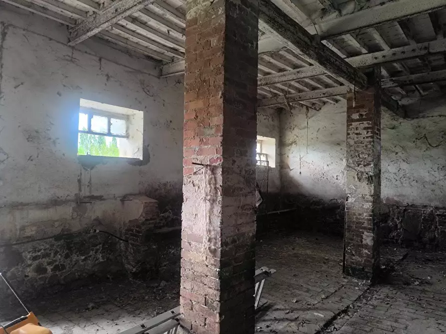 Immagine 9 di Casa colonica in vendita  a Lucignano