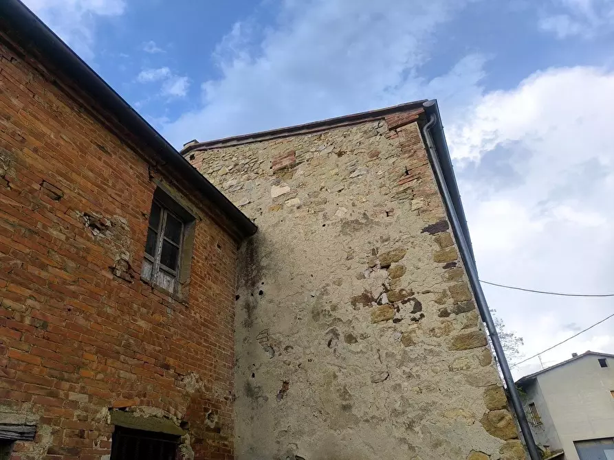 Immagine 3 di Casa colonica in vendita  a Lucignano