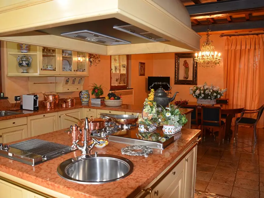 Immagine 14 di Rustico / casale in vendita  a Lucca