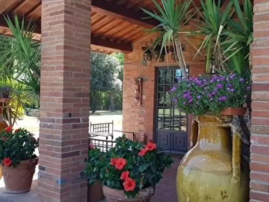 Immagine 4 di Rustico / casale in vendita  a Lucca