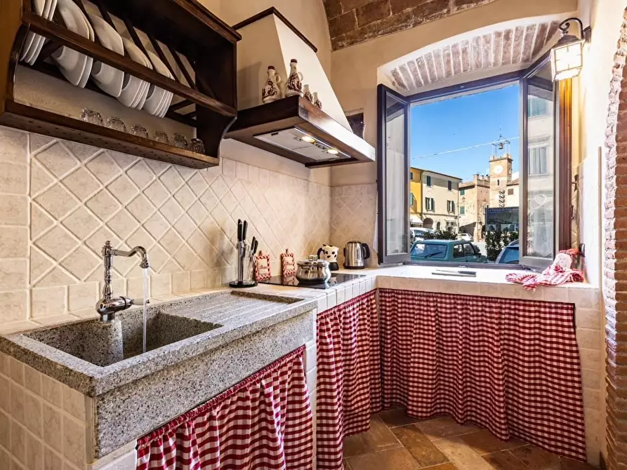 Immagine 2 di Appartamento in vendita  a Lajatico