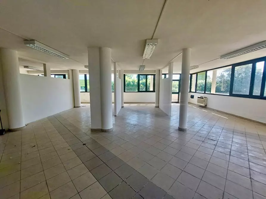 Immagine 17 di Ufficio in vendita  a Viareggio