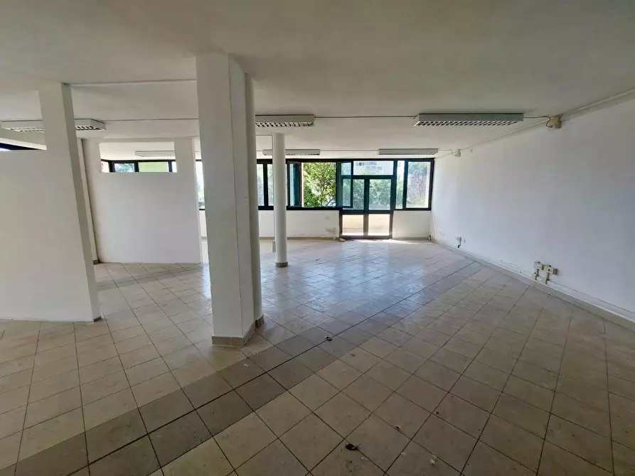 Immagine 11 di Ufficio in vendita  a Viareggio