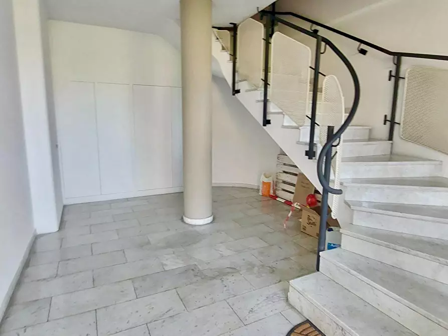 Immagine 20 di Ufficio in vendita  a Viareggio