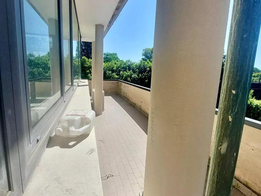 Immagine 18 di Ufficio in vendita  a Viareggio