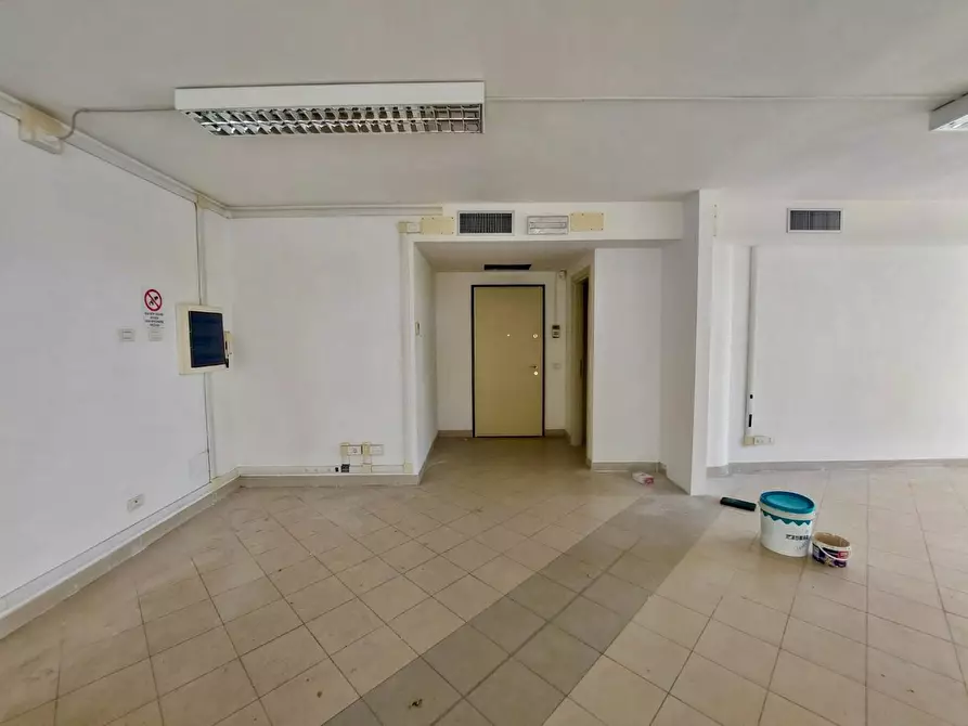 Immagine 9 di Ufficio in vendita  a Viareggio