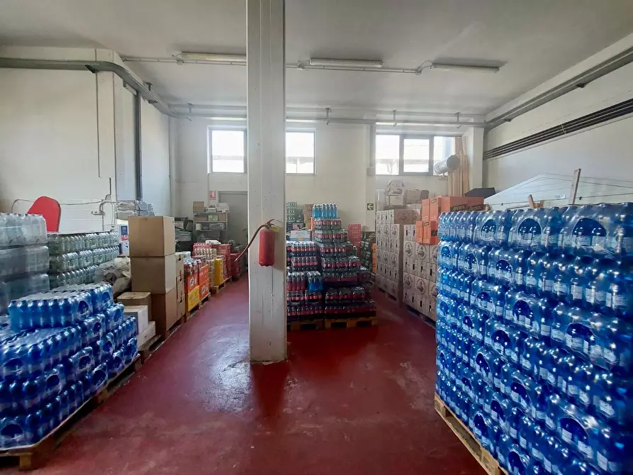 Immagine 2 di Magazzino in vendita  a Camaiore