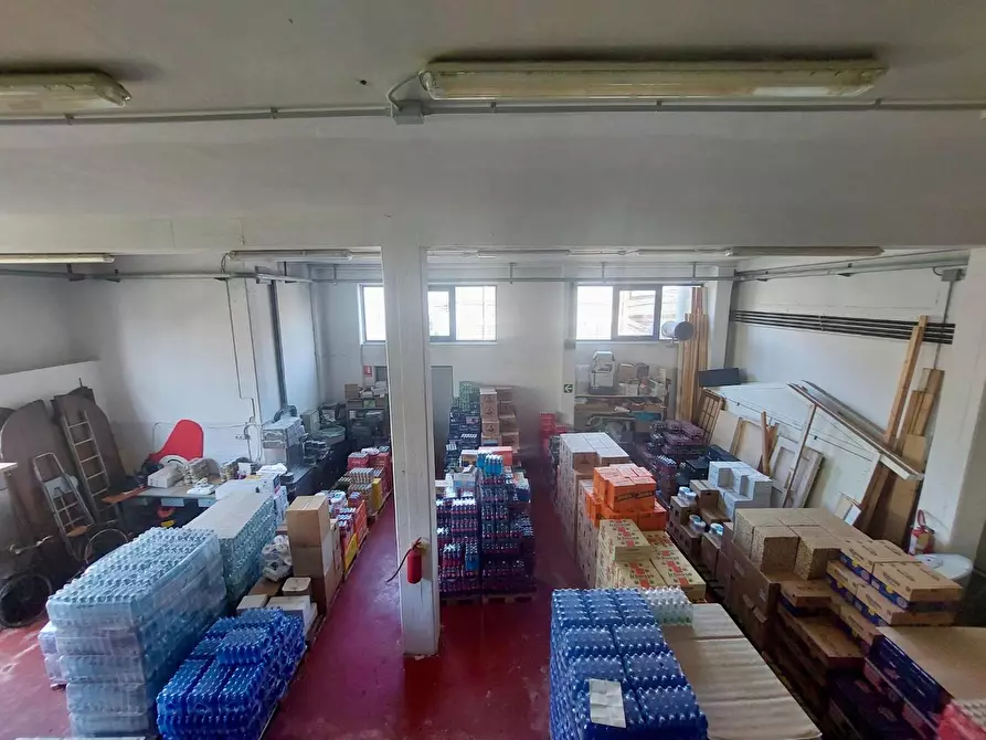 Immagine 9 di Magazzino in vendita  a Camaiore