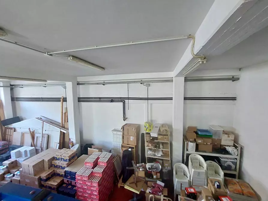 Immagine 11 di Magazzino in vendita  a Camaiore