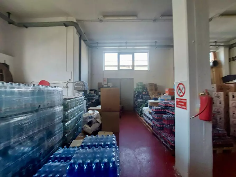 Immagine 17 di Magazzino in vendita  a Camaiore